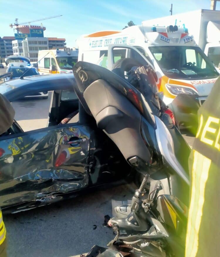 Grave Incidente Tra Un Auto E Una Moto Due Feriti Aprilianews It